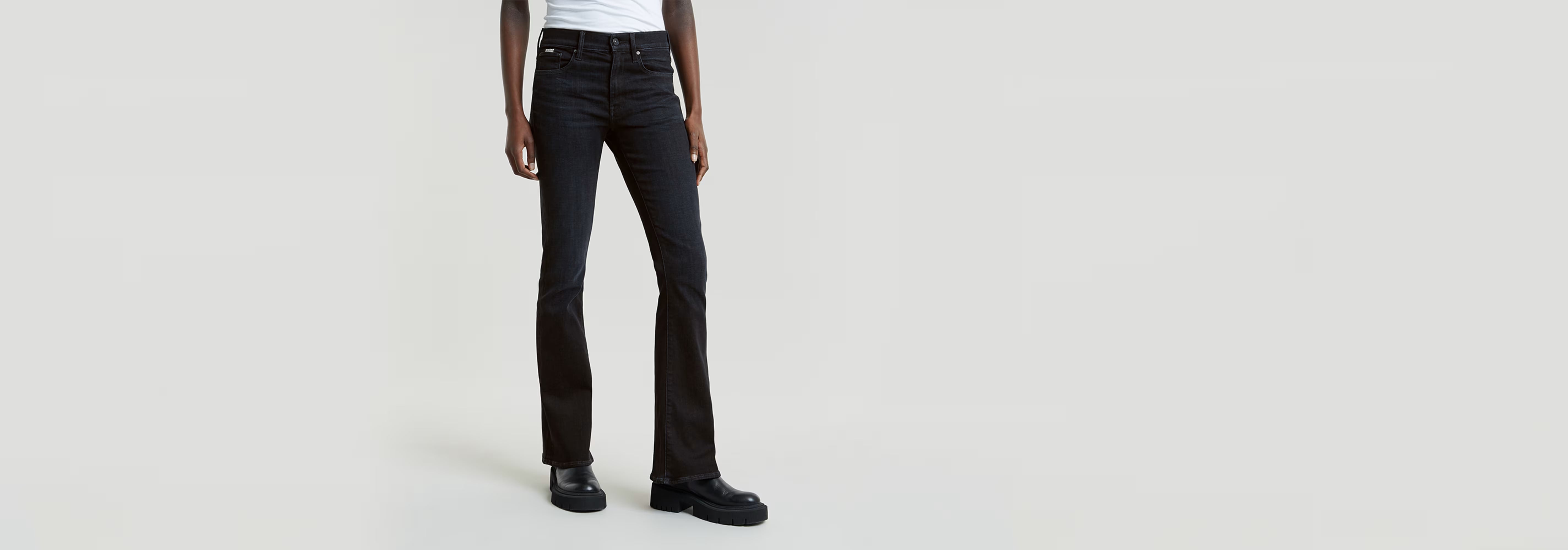 Jeans 3301 Flare en color negro, con tiro medio y diseño acampanado, perfectos para un estilo retro moderno.