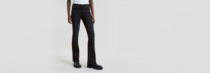 Jeans 3301 Flare en color negro, con tiro medio y diseño acampanado, perfectos para un estilo retro moderno.