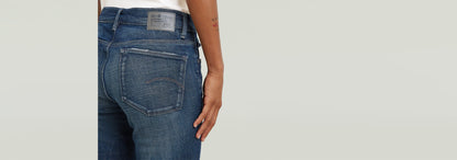 Persona usando jeans 3301 Flare, mostrando la parte trasera de la prenda con etiqueta G-STAR.