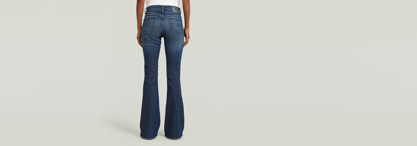 Jeans 3301 Flare vista trasera mostrando el diseño acampanado y el ajuste en el muslo.