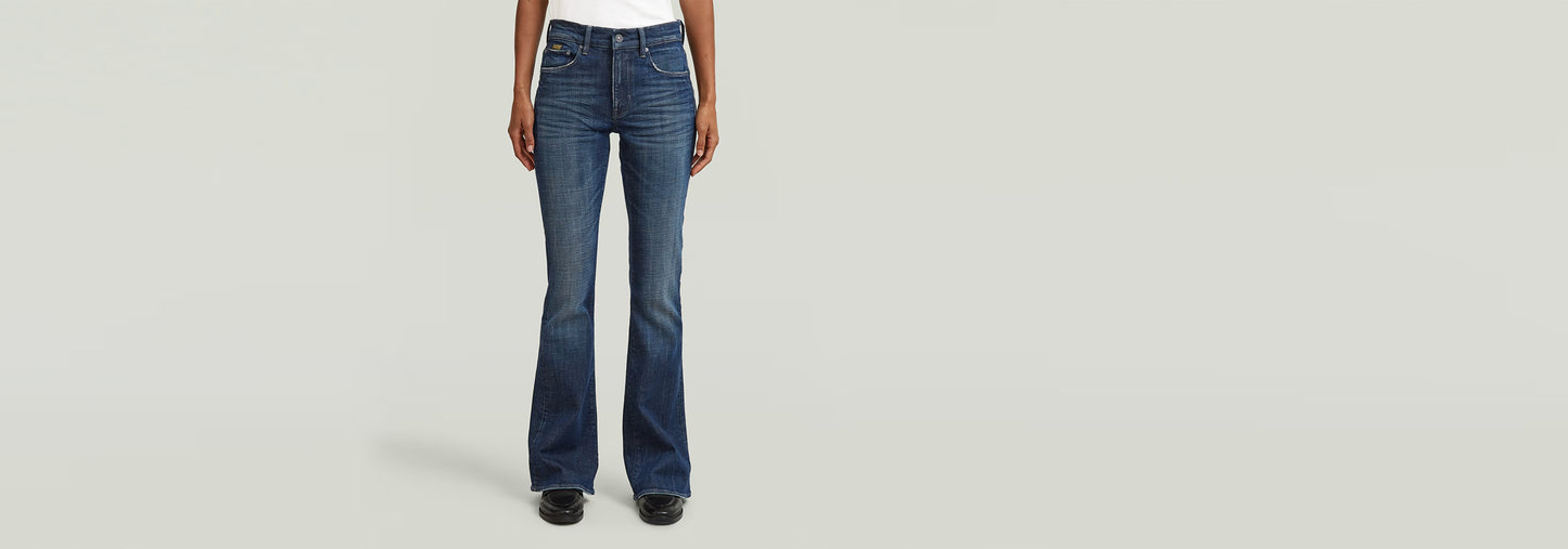 Jeans 3301 Flare en un ajuste clásico de tiro medio y estilo acampanado, perfectos para un look atemporal.