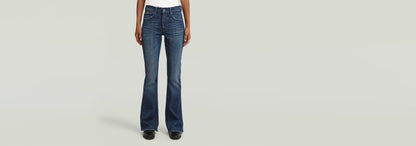 Jeans 3301 Flare en un ajuste clásico de tiro medio y estilo acampanado, perfectos para un look atemporal.
