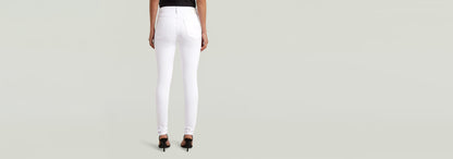 Mujer de espaldas vistiendo Jeans 3301 Skinny blancos con estilo clásico y construcción de cinco bolsillos.