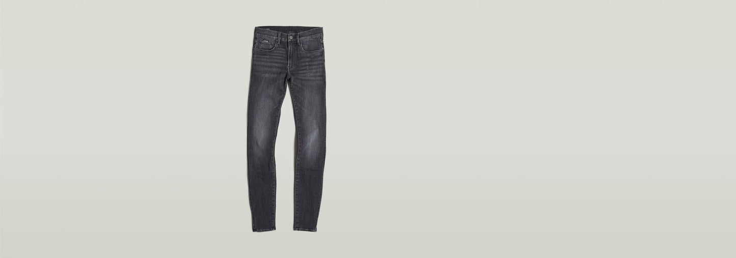 Jeans 3301 Skinny en color negro deslavado, con corte pitillo y talle medio, ideales para un look diario.