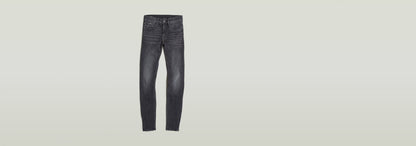 Jeans 3301 Skinny en color negro deslavado, con corte pitillo y talle medio, ideales para un look diario.
