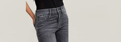 Jeans 3301 Skinny en color negro deslavado, con corte pitillo y talle medio, ideales para un look diario.