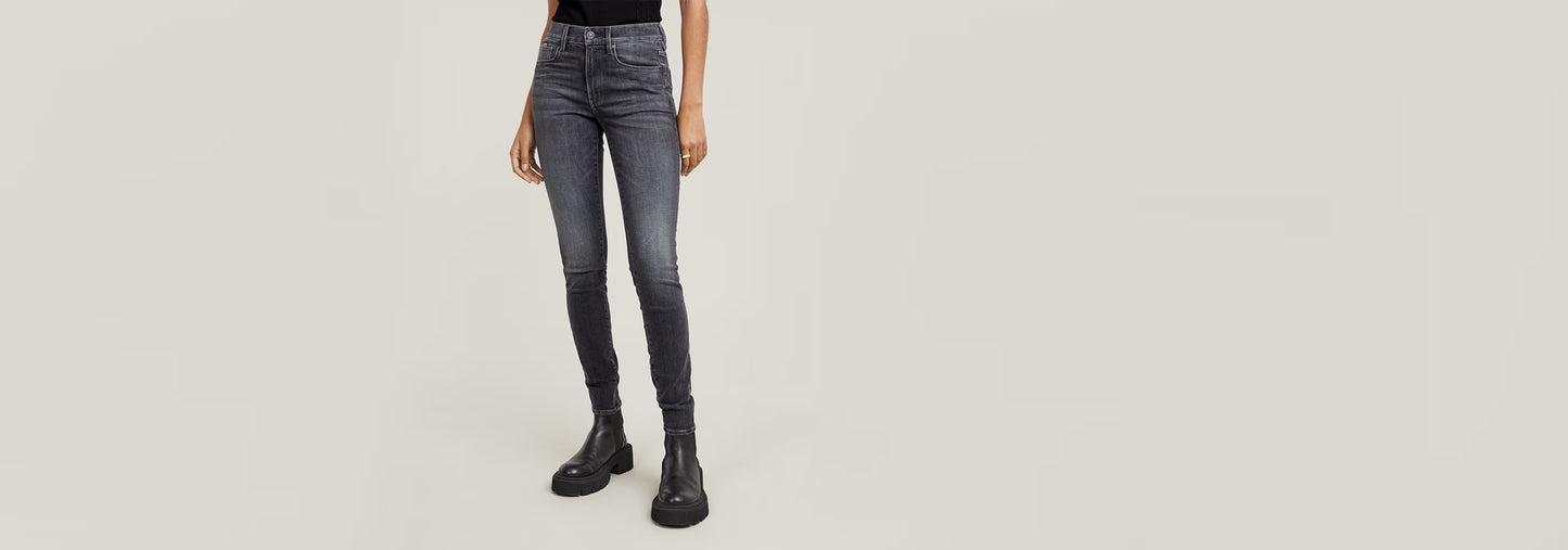 Mujer usando Jeans 3301 Skinny en color negro desgastado, con corte pitillo y talle medio.