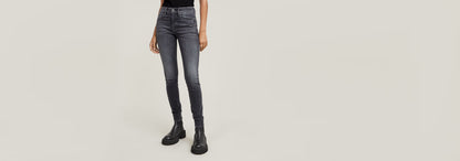 Mujer usando Jeans 3301 Skinny en color negro desgastado, con corte pitillo y talle medio.