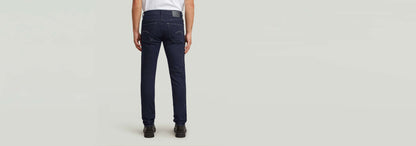 Jeans 3301 Slim visto desde atrás, con corte ajustado y diseño clásico. Ideal para el uso diario.