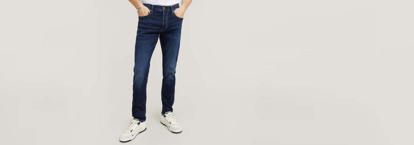 Jeans 3301 Slim en color azul oscuro, con corte ajustado y tela superelástica, ideal para el uso diario.