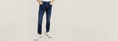 Jeans 3301 Slim en color azul oscuro, con corte ajustado y tela superelástica, ideal para el uso diario.