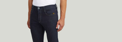 Jeans 3301 Slim con corte ajustado y diseño clásico, perfecta opción para el día a día.
