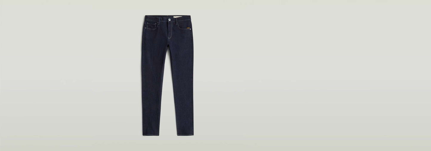 Jeans 3301 Slim en color oscuro con corte ajustado y cinco bolsillos, diseño clásico y atemporal.