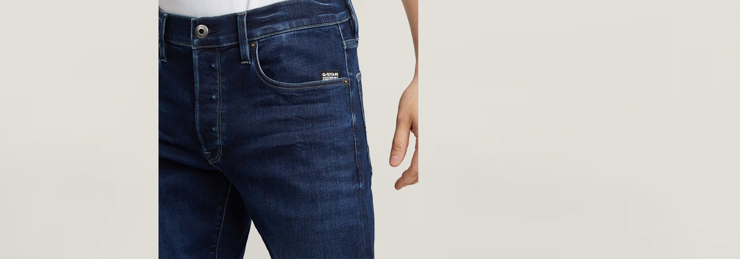 Jeans 3301 Slim en color azul oscuro, detalle del frente y bragueta de botones.