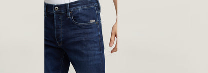 Jeans 3301 Slim en color azul oscuro, detalle del frente y bragueta de botones.