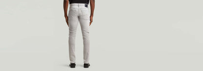 Jeans 3301 Slim vista trasera, diseño ajustado y clásico en color blanco.