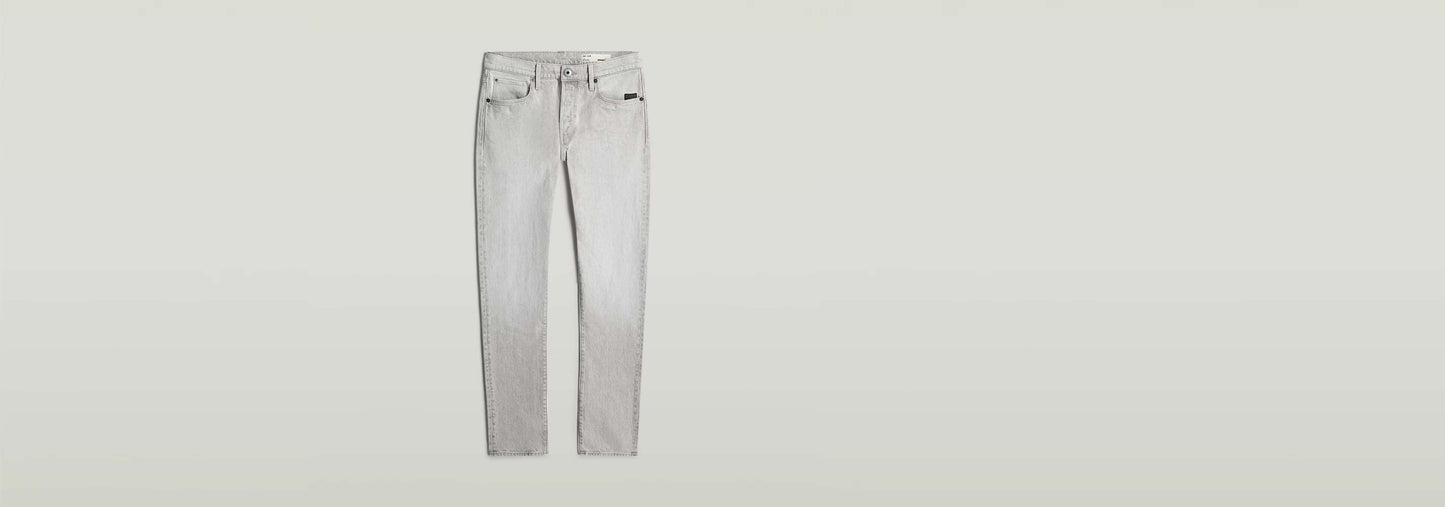 Jeans 3301 Slim en color gris, diseño clásico con cinco bolsillos y corte ajustado para un look atemporal.