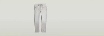 Jeans 3301 Slim en color gris, diseño clásico con cinco bolsillos y corte ajustado para un look atemporal.