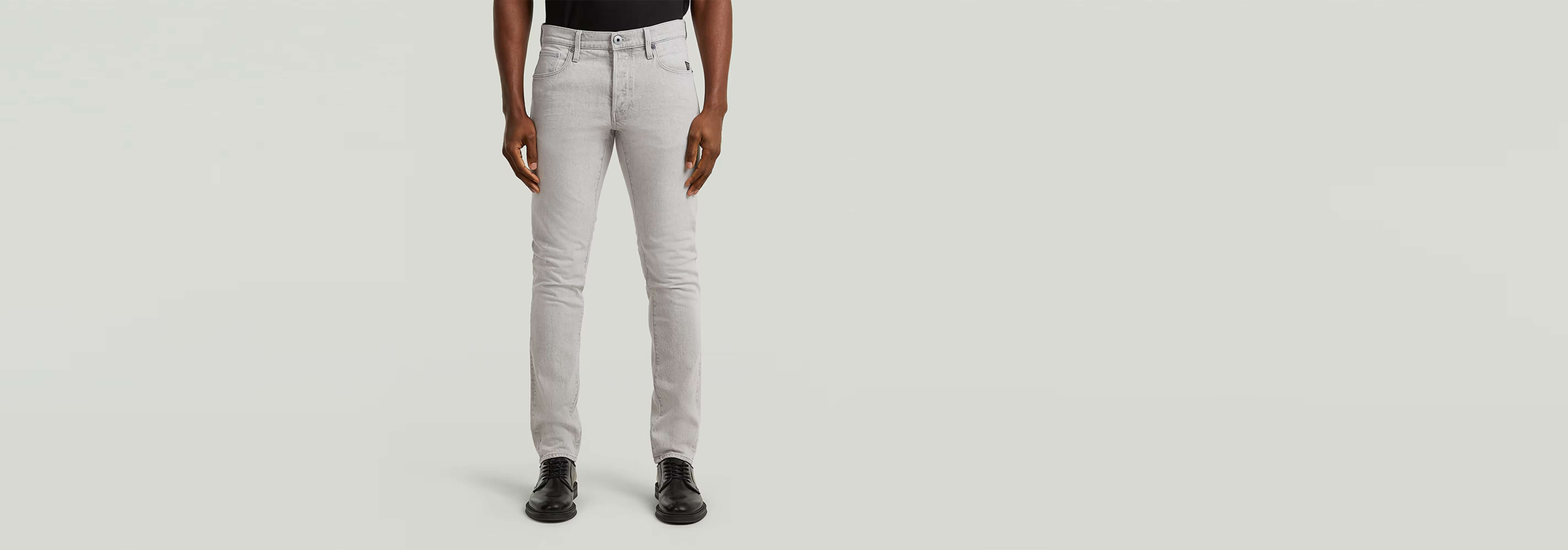 Jeans 3301 Slim en color gris, corte ajustado, diseño clásico con cinco bolsillos y cierre de botones.