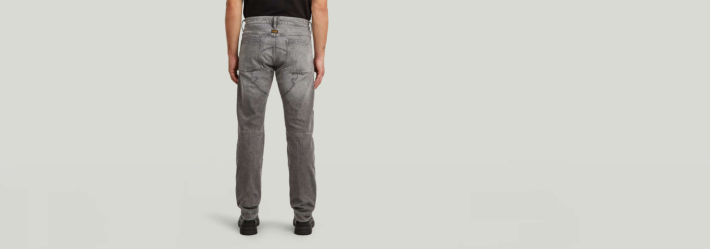 Jeans Biker Patched Slim vista trasera con diseño moderno y elegante en color gris.