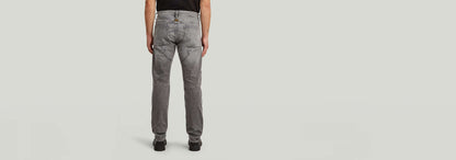 Jeans Biker Patched Slim vista trasera con diseño moderno y elegante en color gris.