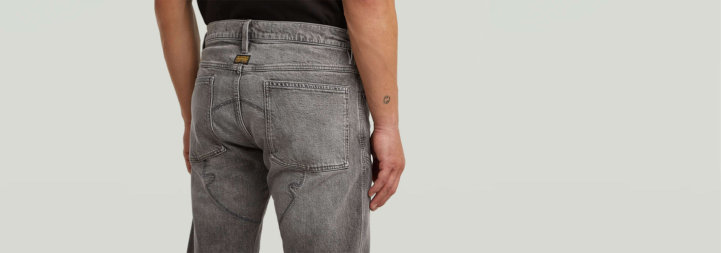 Jeans Biker Patched Slim, vista trasera que destaca el diseño 3D y el ajuste esculpido.