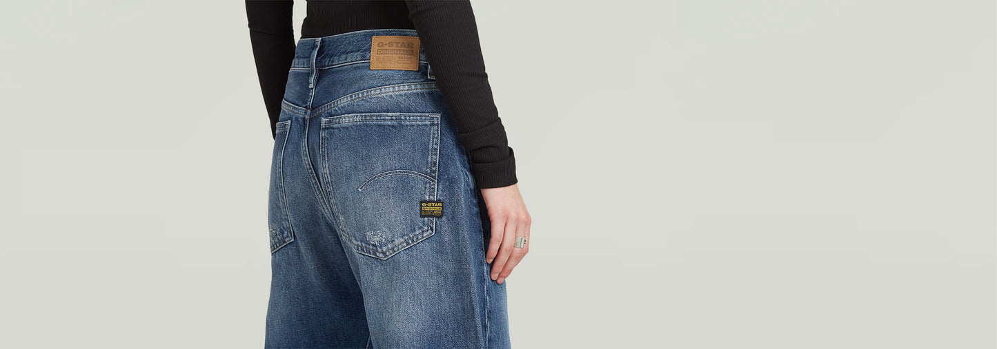 Jeans Bowey Barrel mostrando el diseño 3D, tiro bajo y pierna holgada, destacado desde la parte trasera.