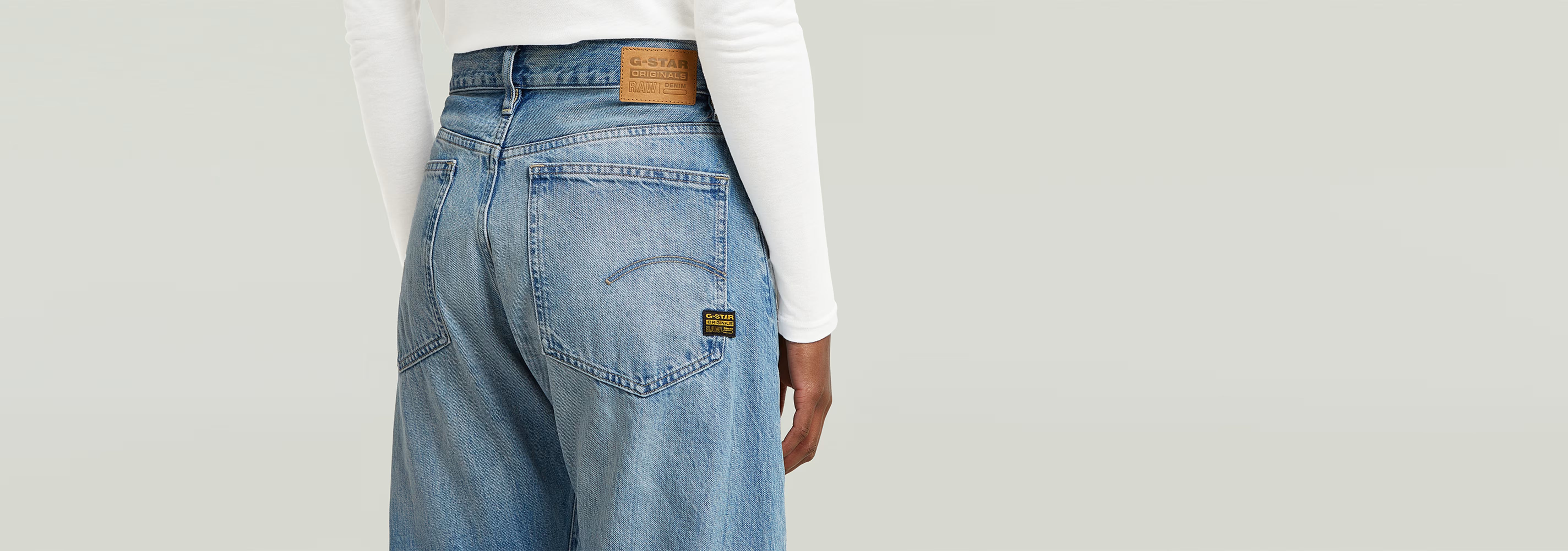 Jeans Bowey Barrel con tiro bajo y pierna holgada, vista trasera con etiqueta de G-STAR en la parte superior.