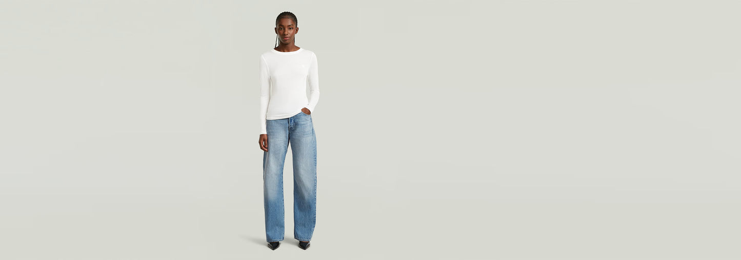 Mujer usando Jeans Bowey Barrel de G-STAR, con pierna holgada y estilo relajado en un fondo neutro.