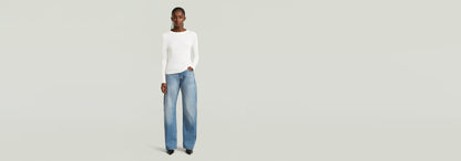 Mujer usando Jeans Bowey Barrel de G-STAR, con pierna holgada y estilo relajado en un fondo neutro.