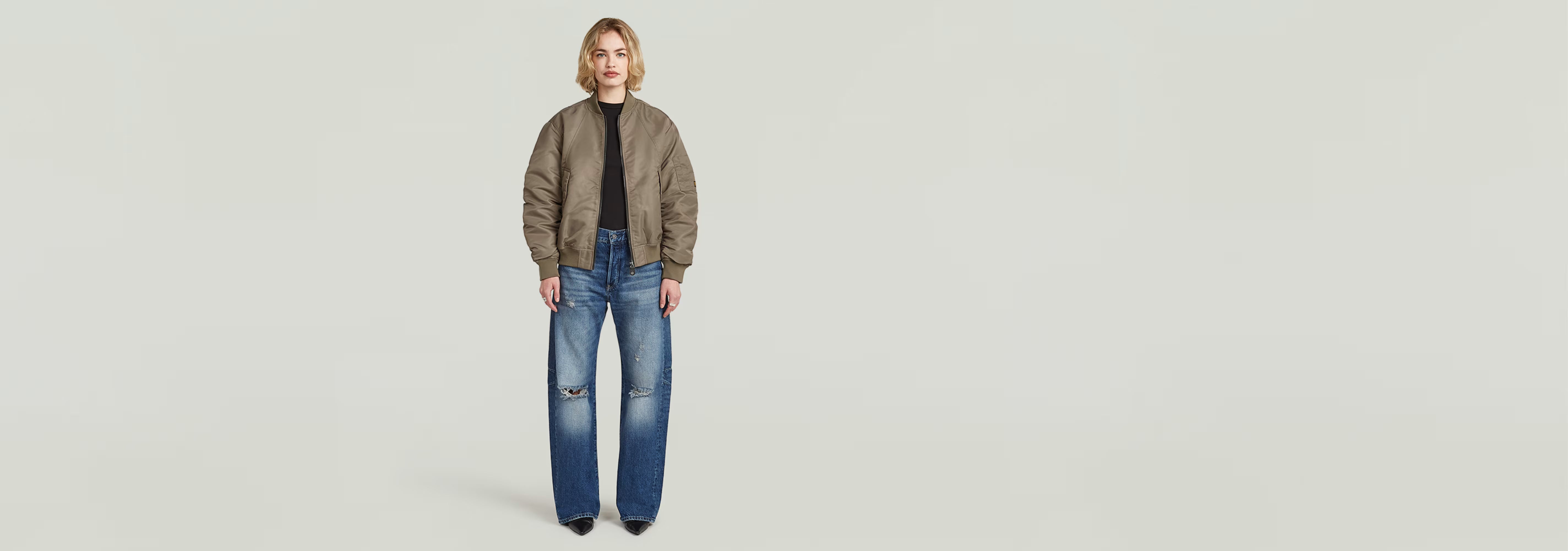 Mujer luciendo Jeans Bowey Barrel de tiro bajo y pierna holgada, parte de la colección Anatomic Denim.