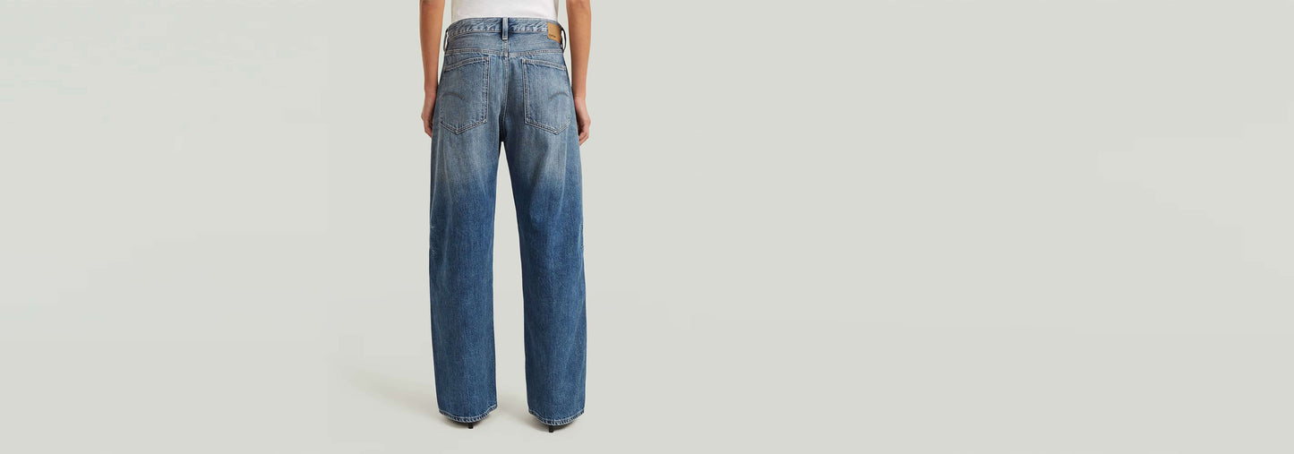 Jeans Bowey Barrel, vista trasera mostrando los pliegues y el corte de tiro bajo de esta prenda de la colección Anatomic Denim.