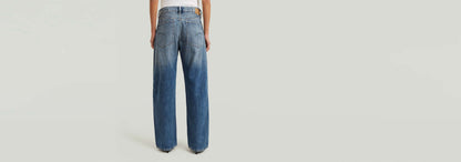 Jeans Bowey Barrel, vista trasera mostrando los pliegues y el corte de tiro bajo de esta prenda de la colección Anatomic Denim.