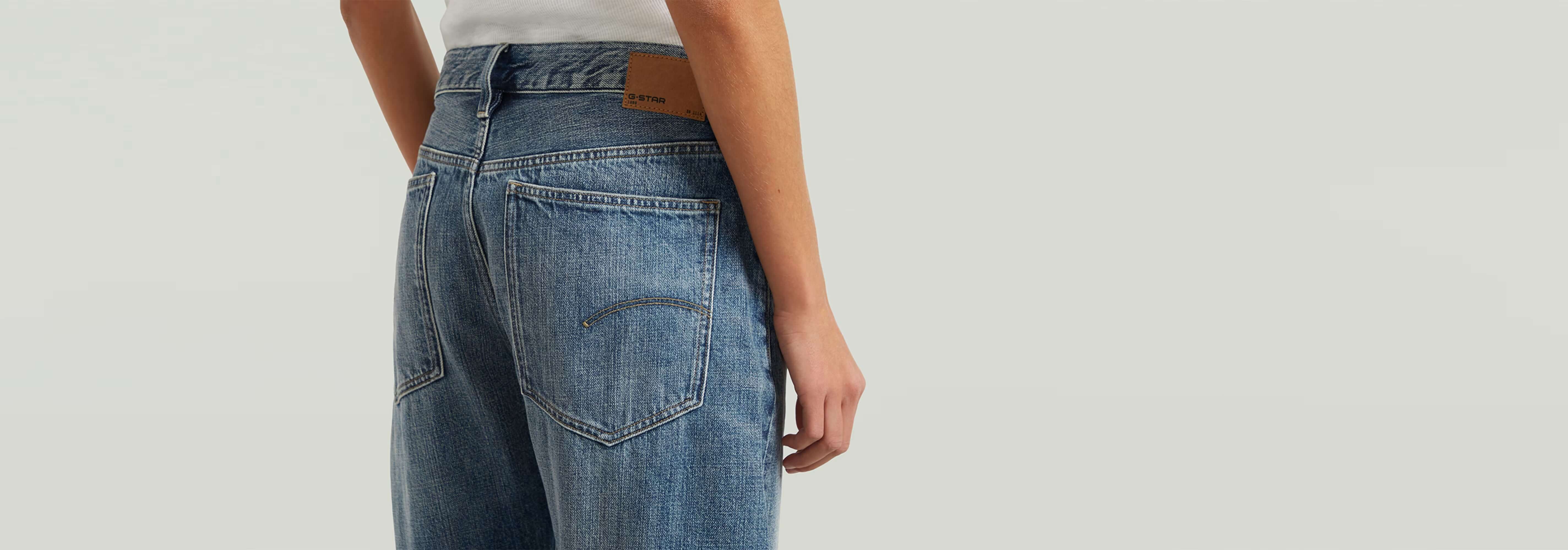 Mujer usando Jeans Bowey Barrel, vista posterior que muestra los detalles de los bolsillos y el ajuste.