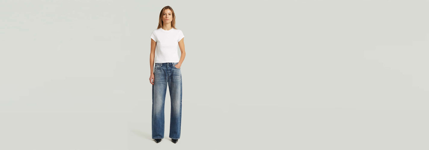 Jeans Bowey Barrel worn by a model, featuring a relaxed fit with a wide leg and stylish design.