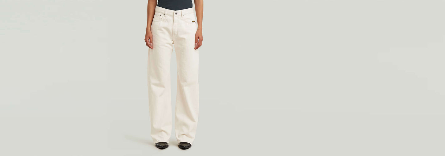 Jeans Bowey Barrel en color blanco, con pernera amplia y corte de tiro bajo, parte de la colección Anatomic Denim.