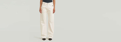 Jeans Bowey Barrel en color blanco, con pernera amplia y corte de tiro bajo, parte de la colección Anatomic Denim.