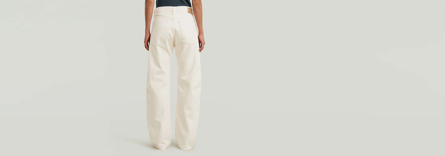 Mujer vista trasera usando Jeans Bowey Barrel con corte amplio y diseño de cinco bolsillos.