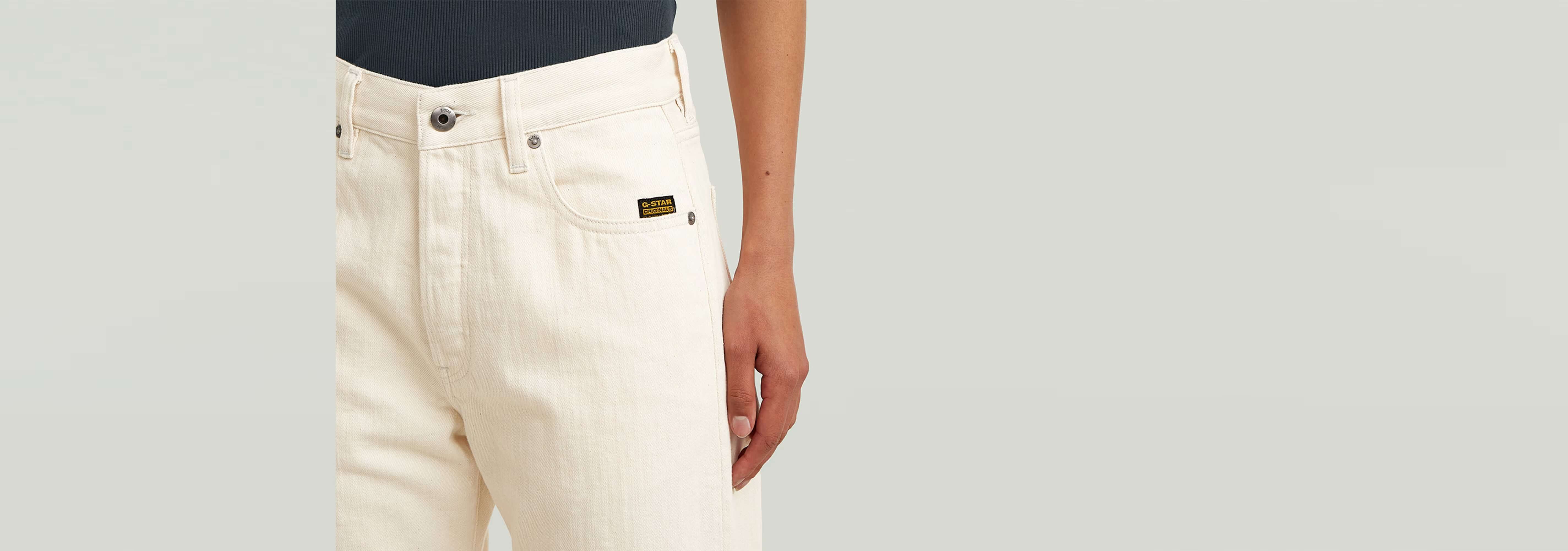 Jeans Bowey Barrel en color blanco con diseño de cinco bolsillos y ajuste relajado.