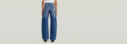 Mujer viste Jeans Bowey Barrel de tiro bajo y pierna holgada, vista trasera.