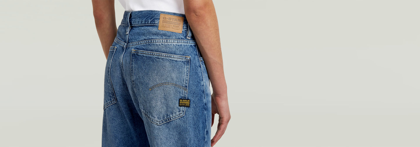 Jeans Bowey Barrel vista trasera destacando la construcción 3D y diseño holgado en denim azul.