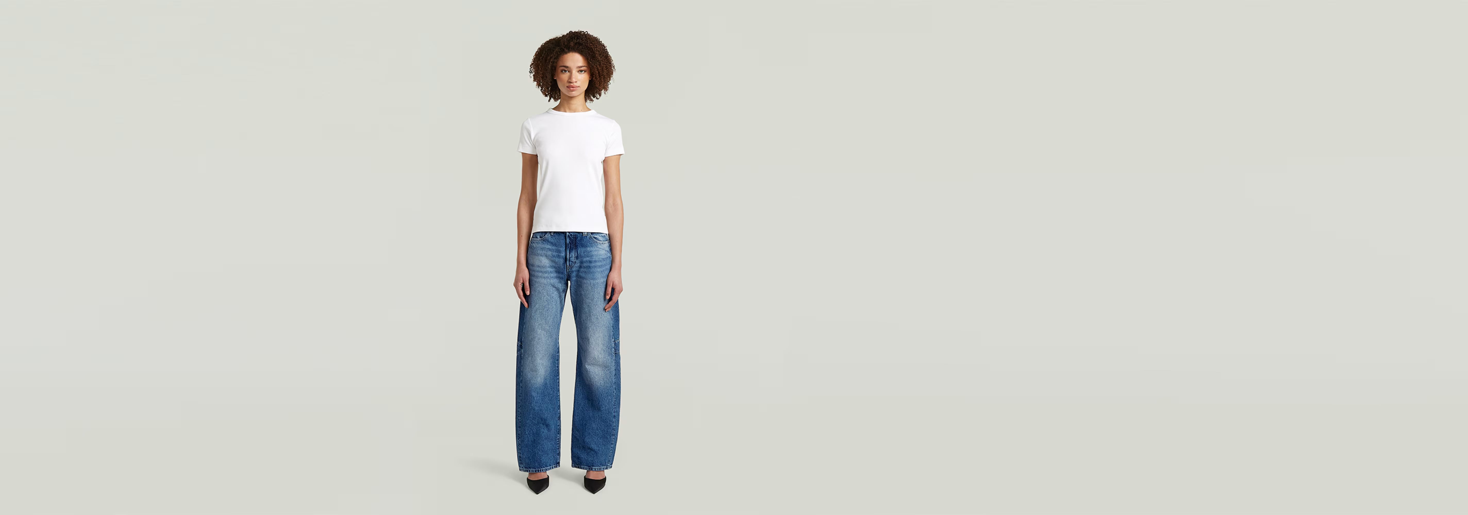 Mujer usando Jeans Bowey Barrel con camiseta blanca, estilo relajado y pierna holgada para un look moderno y cómodo.