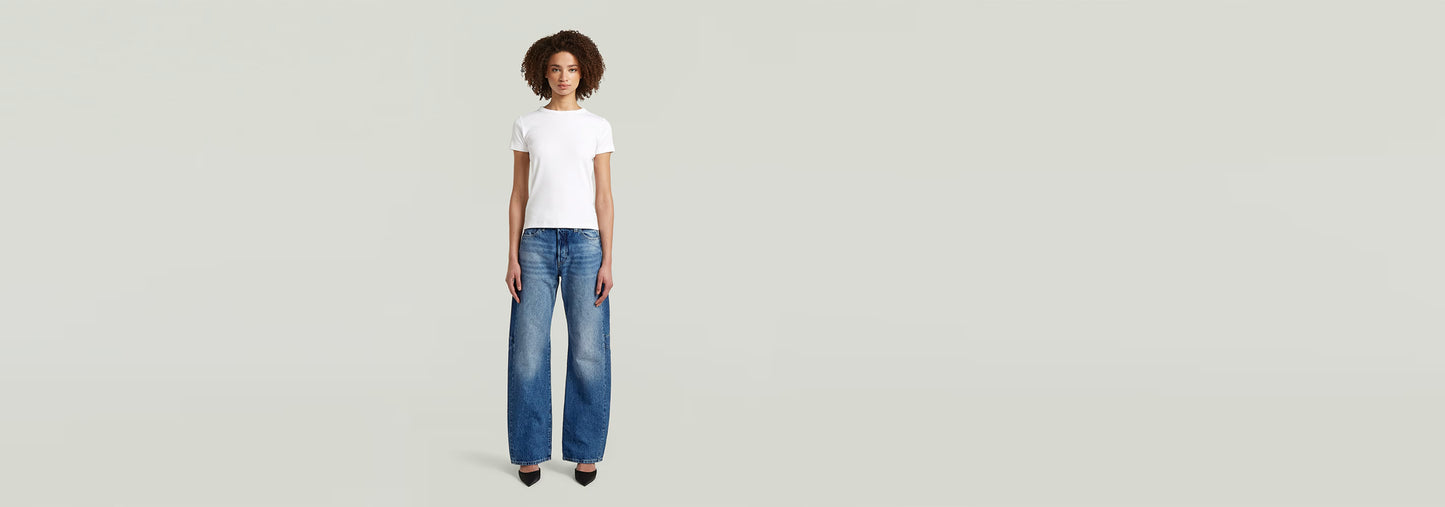 Mujer usando Jeans Bowey Barrel con camiseta blanca, estilo relajado y pierna holgada para un look moderno y cómodo.