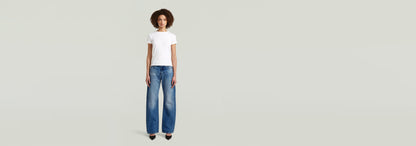 Mujer usando Jeans Bowey Barrel con camiseta blanca, estilo relajado y pierna holgada para un look moderno y cómodo.