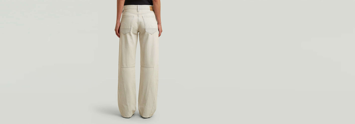 Mujer usando Jeans Contor Barrel Loose de corte holgado y cintura baja, vista trasera.