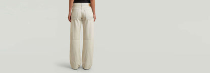 Mujer usando Jeans Contor Barrel Loose de corte holgado y cintura baja, vista trasera.