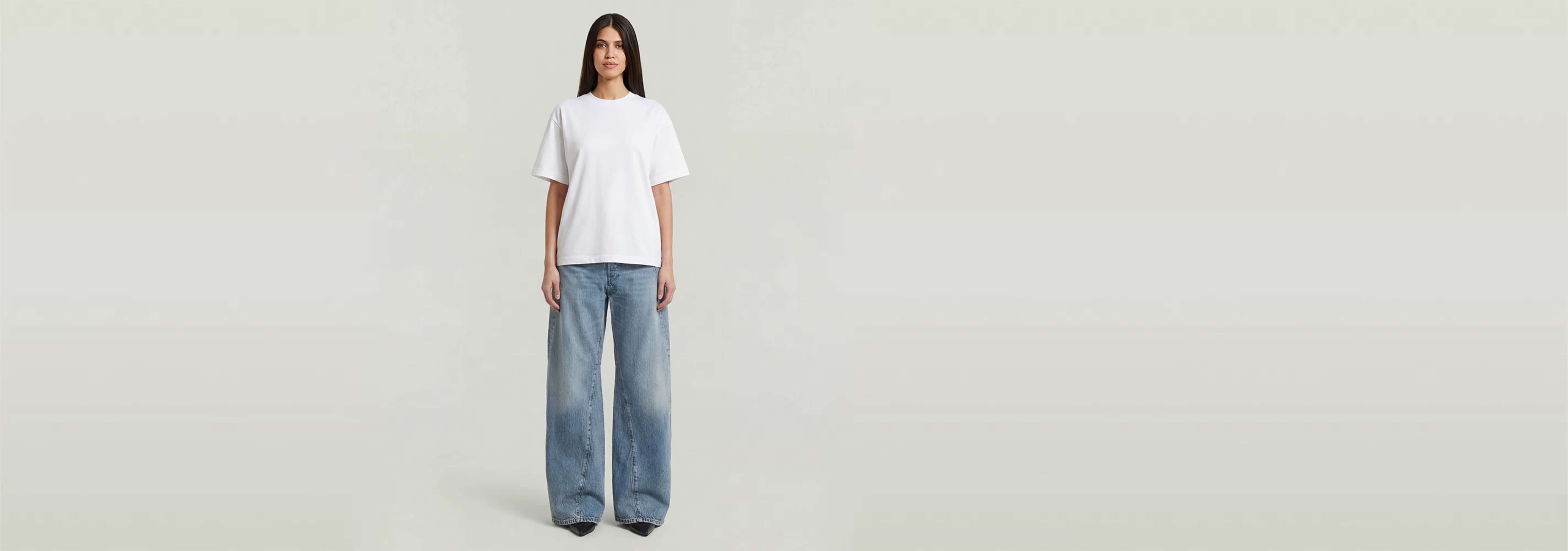 Modelo usando Jeans Contor Barrel Wide, con camiseta blanca y corte holgado en la parte inferior.