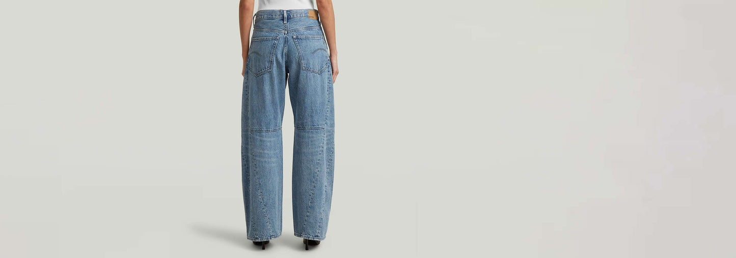 Jeans Contor Barrel Wide mostrando su diseño de pernera ancha y corte holgado desde atrás.