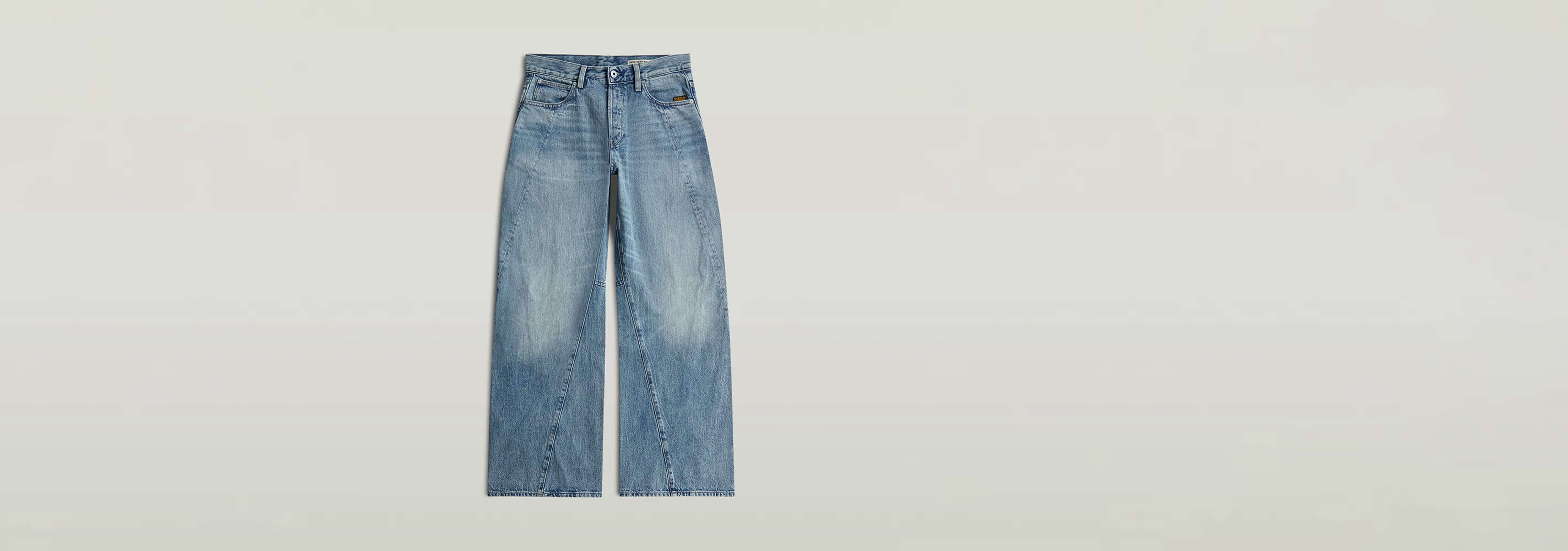 Jeans Contor Barrel Wide, corte holgado, cintura baja, diseño esculpido en 3D y pernera ancha.