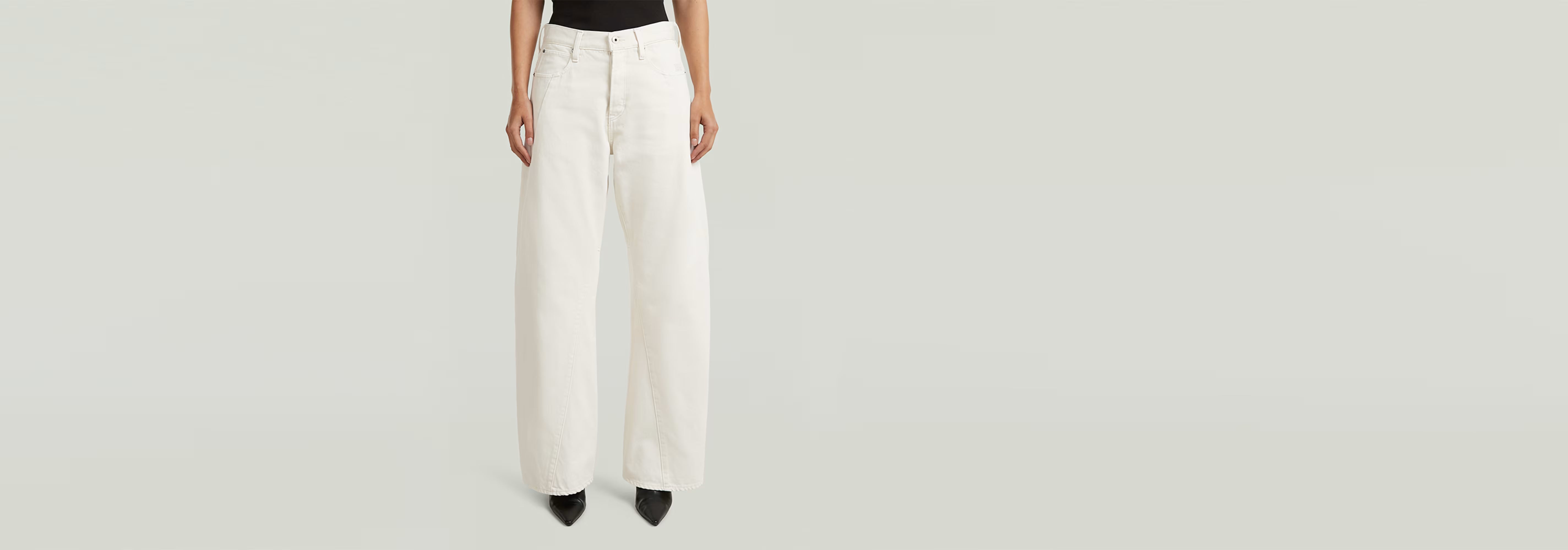 Jeans Contor Barrel Wide, de corte holgado, con cintura baja y diseño de cinco bolsillos, en color blanco.